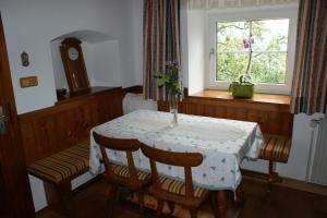 ein Esstisch mit einer Blumenvase darauf in der Unterkunft Schlagerberg in Scharnstein