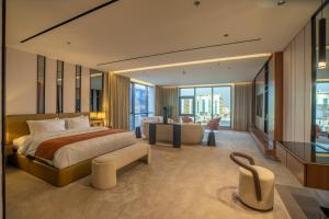 a bedroom with a king sized bed and a desk at فندق ليماكو in Najran