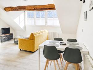 a living room with a table and chairs at Duplex de charme au coeur de Beaugency in Beaugency