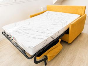 a bed on a cart in a room at Duplex de charme au coeur de Beaugency in Beaugency