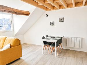 a dining room with a table and chairs at Duplex de charme au coeur de Beaugency in Beaugency +6 photos