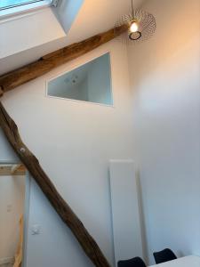 a beam in the ceiling of a room with a window at Sur les toits de Beaugency in Beaugency