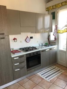 uma cozinha com um fogão e um lavatório em Apartment Verdiano em Parma
