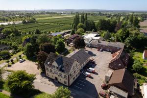 an aerial view of a building in a vineyard at Bundt's Hotel & Gartenrestaurant in Hamburg