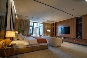 a hotel room with a bed and a television at فندق ليماكو in Najran