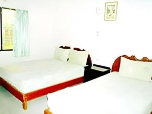 a bedroom with two beds and a window at Green Valley Resort in Tonsai Beach