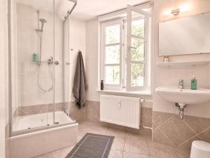 a white bathroom with a sink and a shower at Fynbos Studio DG in der Altstadt, Frauenkirchenblick, Parkplatz in Meißen