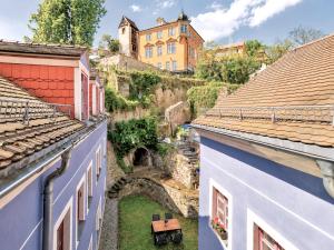 a view from between the roofs of buildings at Fynbos Studio DG in der Altstadt, Frauenkirchenblick, Parkplatz in Meißen