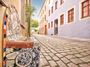 a row of benches sitting on a cobblestone street at Fynbos Studio DG in der Altstadt, Frauenkirchenblick, Parkplatz in Meißen +29 photos