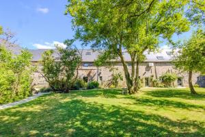 an empty yard with trees in front of a building at La MASSERIA in Thuin