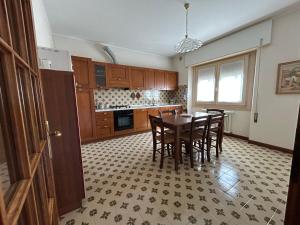 a kitchen with a table and chairs in it at Casa Vacanze Revè in Possagno