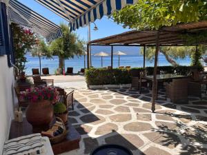 a patio with tables and chairs and the ocean at Blu in Glida