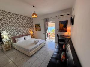 a bedroom with a bed and a couch in it at Blu in Glida