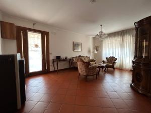 a living room with chairs and a table and a window at Casa Vacanze Revè in Possagno
