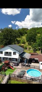 an aerial view of a house with a swimming pool at Casa Andrei in Eşelniţa