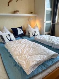two beds sitting next to each other in a bedroom at Ostseeliebe in Grömitz