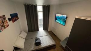 a living room with a couch and a window at Нові апартаменти 2 поверх, поруч лікарня та парк Феофанія, МХП in Kyiv