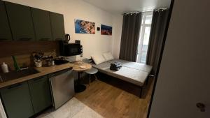 a small kitchen with a small table in the corner at Нові апартаменти 2 поверх, поруч лікарня та парк Феофанія, МХП in Kyiv