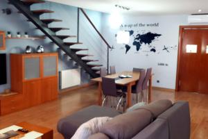a living room with a couch and a table at Villa Castelló Salou (cerca Port Aventura) in Salou