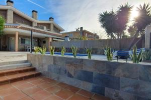 a villa with a swimming pool and a house at Villa Castelló Salou (cerca Port Aventura) in Salou