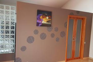 a room with a painting on the wall at Villa Castelló Salou (cerca Port Aventura) in Salou