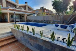 a swimming pool in the backyard of a house at Villa Castelló Salou (cerca Port Aventura) in Salou