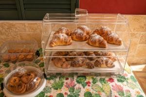 a display case filled with different types of pastries at Agriturismo Caranna in Torre Lapillo