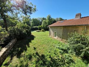 an external view of a house with a yard at La Ferme Duval in Vaudémont