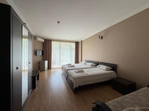 Llit o llits en una habitació de Black Sea Hotel