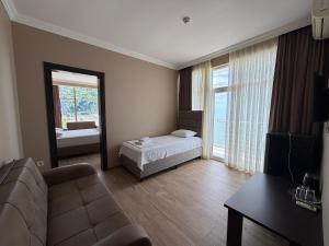 Llit o llits en una habitació de Black Sea Hotel