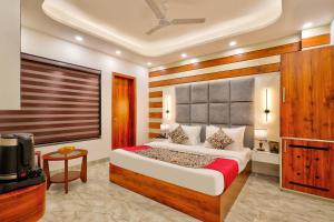 a bedroom with a large bed and a television at Hotel Vedas Heritage - Karol Bagh - Newly Renovated in New Delhi