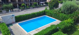 an overhead view of a blue swimming pool at Gg Home in Sirmione