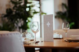 a table with two wine glasses and a card on it at Palacio de Paradinas in Santa María la Real de Nieva