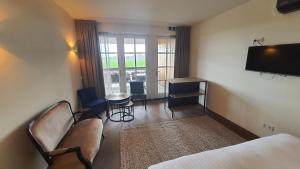 a hotel room with a bed and a television at Sientjes Boetiekhotel in Kerkdriel