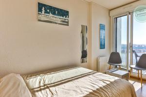 a bedroom with a bed and a window at Le Belvédère des Dunes in Saint-Gilles-Croix-de-Vie