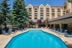 a swimming pool in front of a hotel at DoubleTree by Hilton Hotel Flagstaff in Flagstaff