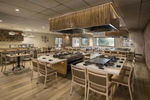 a restaurant with tables and chairs in a room at DoubleTree by Hilton Hotel Flagstaff in Flagstaff