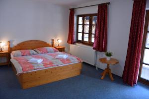 Rúm í herbergi á Hotel Růže