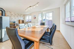 a dining room with a wooden table and chairs at Ferienhaus Ulme in Kachlin