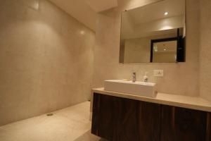 a bathroom with a sink and a mirror at Eennra Guest House in Mālda