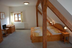 Rúm í herbergi á Hotel Růže