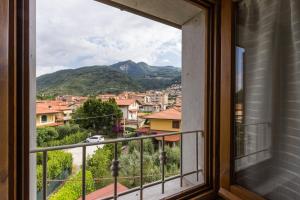 MassaにあるAbbainoの山の景色を望む窓