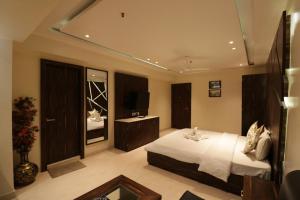 a bedroom with a bed and a television in it at Eennra Guest House in Mālda