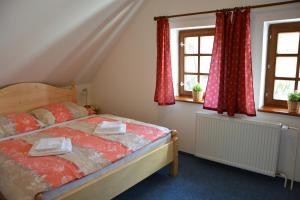 Rúm í herbergi á Hotel Růže