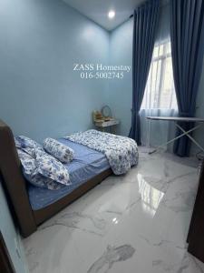 a bedroom with a bed and a blue wall at Homestay ZASS in Arau