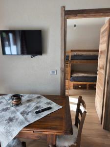 a room with a table and a bunk bed at Lu Cheur ad Zona Verde in Limone Piemonte