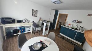 a living room with a table and a kitchen at Ferienwohnungen Walsrode in Walsrode