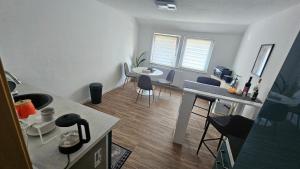 a kitchen and living room with a table and chairs at Ferienwohnungen Walsrode in Walsrode