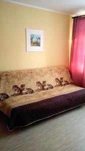 エカテリンブルクにあるАпартаменты на Невьянском Переулкеの動物がたくさん乗ったベッド
