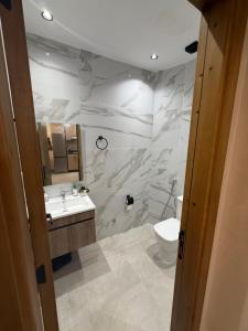 a bathroom with a sink and a toilet at اقامة هبة 3 in Yebha